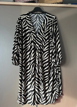 Jurk Curved Angels zebra print, merk: Curved Angels, staat: Heel goed, maat: XXXL / 46 / 18, € 12,50, € 13,83 inclusief Kopersbescherming