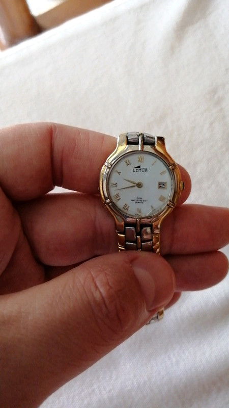 Reloj para chica Lotus transparente con brazalete dorado