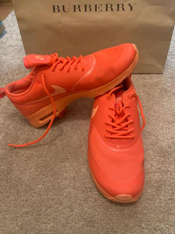 Nike Schuhe in Neon Orange Vinted