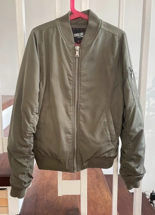 bomber vert kaki en polyester, marke: CoolCat, zustand: Sehr gut, größe: XS / 34 / 6, 11,00 €, 12,25 € inklusive Vinted-Käuferschutz