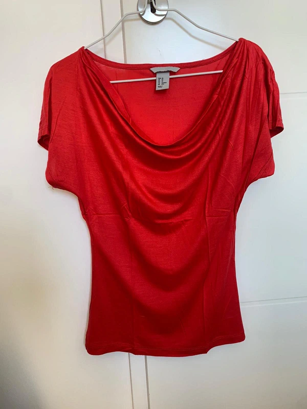 Tee shirt rouge avec col tombant