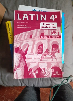 Livre professeur latin 4e Magnard 2011, merk: Magnard, staat: Heel goed, € 5,00, € 5,95 inclusief Kopersbescherming