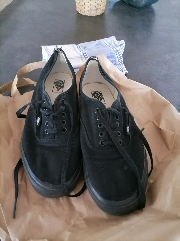 Vans hotsell noire authentic