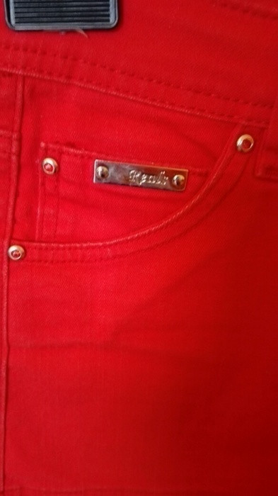 Mini jupe en jean stretch rouge claire porté une fois 4