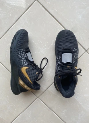 Chaussures de basket Nike | Noir et Doré, marque: Nike, état: Très bon état, taille: 40, 15,00 €, 16,45 € Protection acheteurs incluse