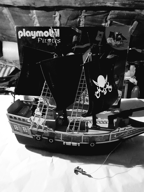 Playmobil bateau pirate noir