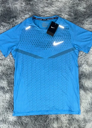 T shirt Nike Bleu taille M, marque: Nike, état: Neuf avec étiquette, taille: M, 17,99 €, 19,59 € Protection acheteurs incluse