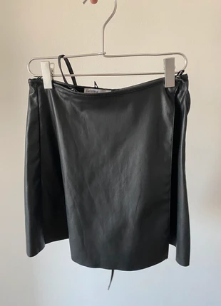 falda negra efecto piel cruzada Bershka, marque: Bershka, état: Neuf sans étiquette, taille: XS / 34 / 6, 8,00 €, 9,10 € Protection acheteurs incluse