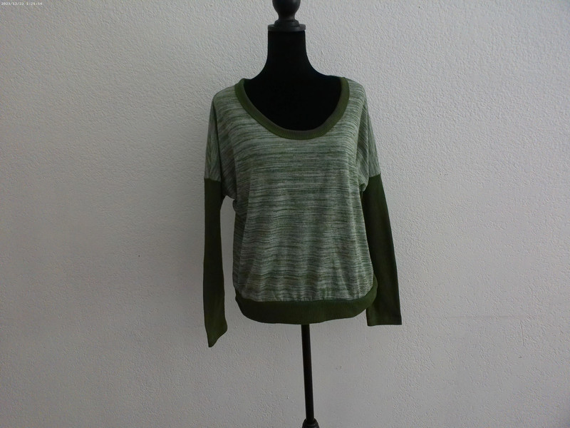 Green/gray long sleeve Top, 5