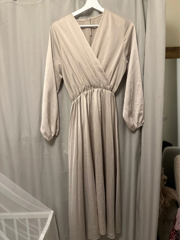 Robe plissée satin beige 1