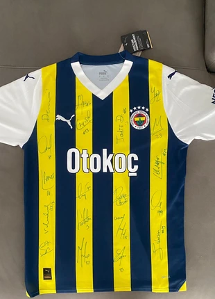 Fenerbahce signed shirt, merk: Puma, staat: Nieuw zonder prijskaartje, maat: M, € 250,00, € 263,20 inclusief Kopersbescherming