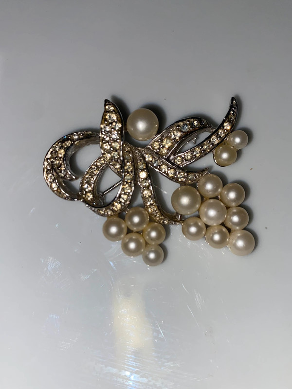Vintage silvertone metal brooch bow with faceted rhinestones white faux pearl bouquet 2