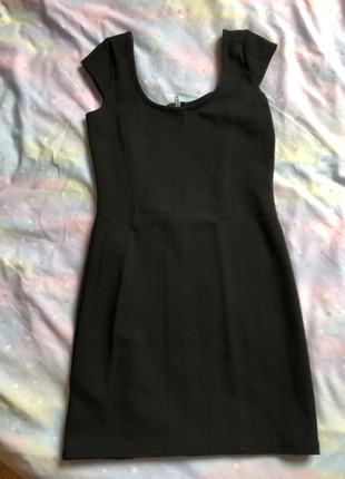 Petite robe noire chic avec fermeture eclair sur le devant taille 38 H M Vinted