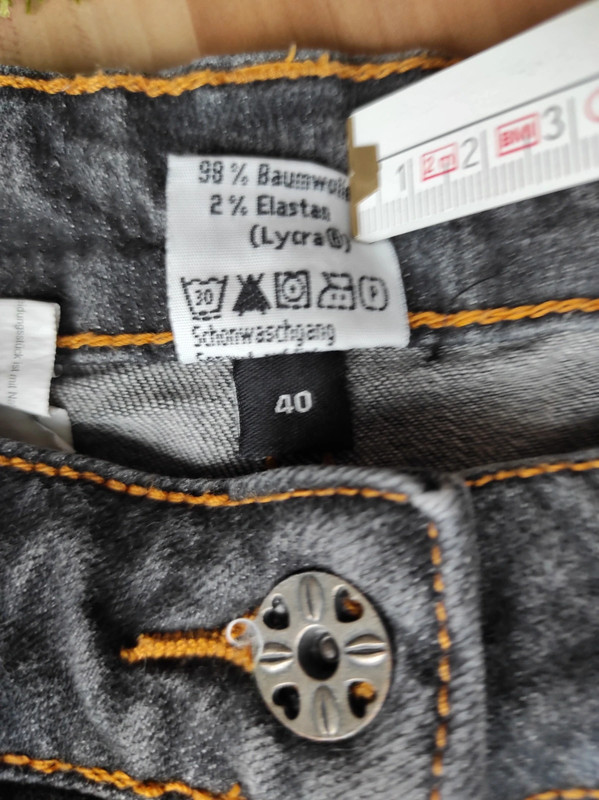 Schwarze Jeans mit mittlerer Naht 2