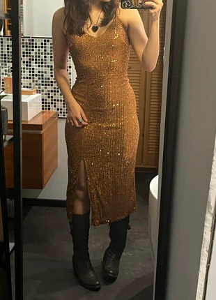 Golden Slit Dress Elegant, Fitted & Made to Dazzle, état: Très bon état, taille: S / 36 / 8, 18,00 €, 19,60 € Protection acheteurs incluse