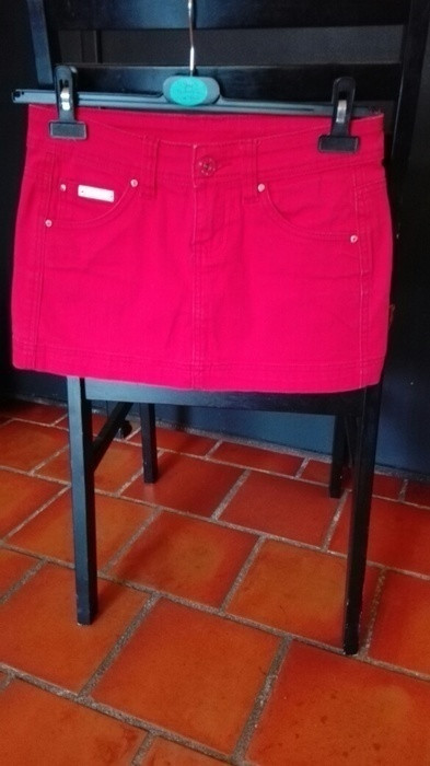 Mini jupe en jean stretch rouge claire porté une fois 1