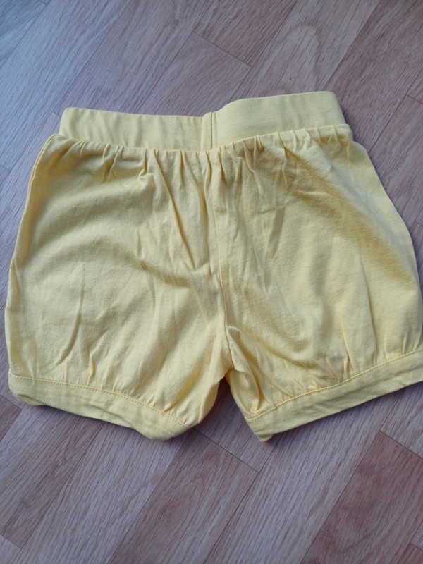 Short jaune - photo numéro 3