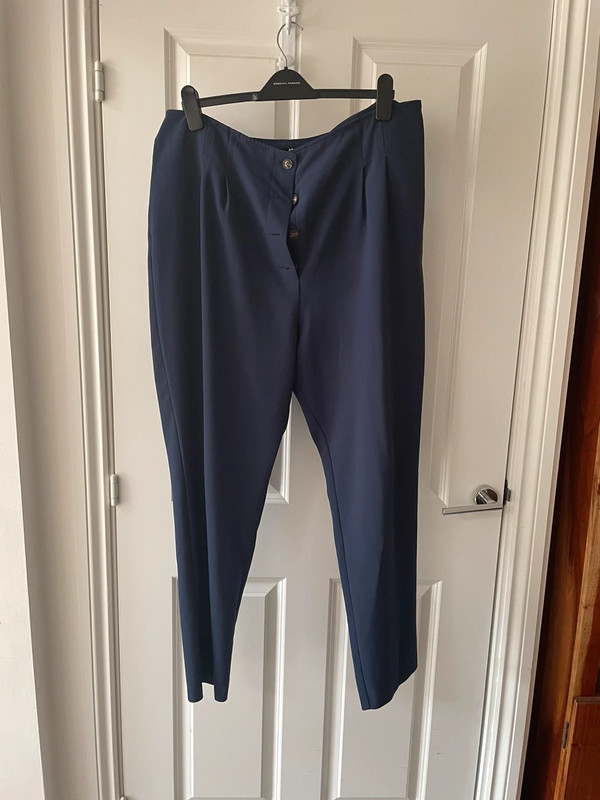 Blue Smart Ladies cropped trousers VGC size 20 - Vinted