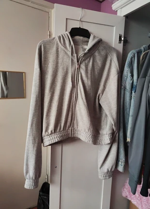 H&M cropped grijze vest, merk: H&M, staat: Heel goed, maat: L / 40 / 12, € 7,50, € 8,58 inclusief Kopersbescherming