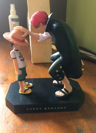 one piece luffy et shanks figurine, marque: OnePiece, état: Très bon état, taille: Taille unique, 15,00 €, 16,45 € Protection acheteurs incluse