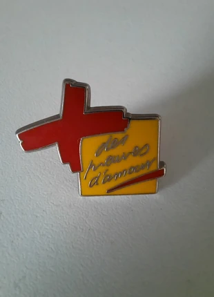 Pin's Croix Rouge jaune, brand: Collection, condition: Very good, €4.00, €4.90 includes Buyer Protection