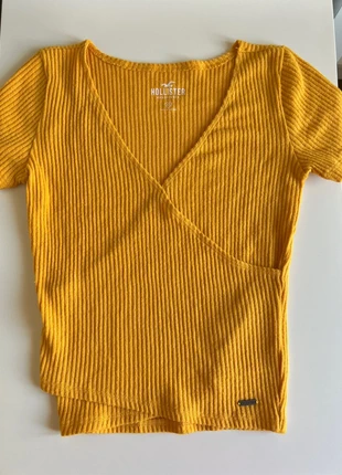 Top hollister amarela , brand: Hollister, condizioni: Nuovo senza cartellino, taglia: XS / IT 38 / EU 34, €8.00, €9.10 include la Protezione acquisti