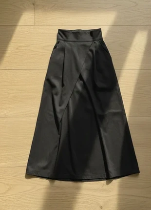 Jupe noire midi taille haute, coupe évasée drapée. M, brand: Maylia, condition: Very good, size: M / 38 / 10, €46.90, €49.95 includes Buyer Protection