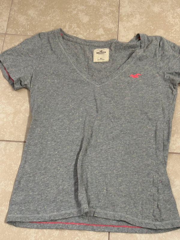 Hollister Gray V-Neck shirt size XS 2