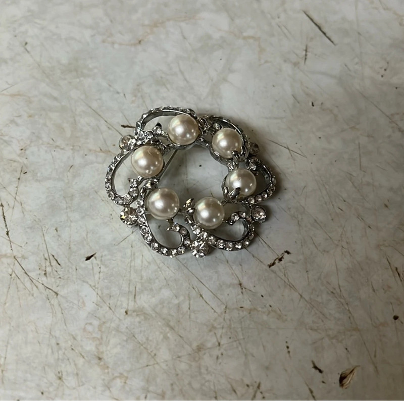 Vintage Rhinestone & Faux Pearl Wreath Brooch Pin 1