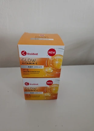 2 nieuwe doosjes kruidvat glow vitamine C gezichtscreme, merk: Kruidvat, staat: Nieuw met prijskaartje, € 3,50, € 4,38 inclusief Kopersbescherming