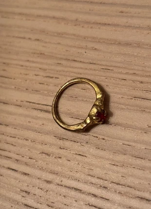 Ring met rood diamantje, staat: Veelgebruikt, maat: 54.3 mm / 17.3 mm Ø, € 1,50, € 2,28 inclusief Kopersbescherming