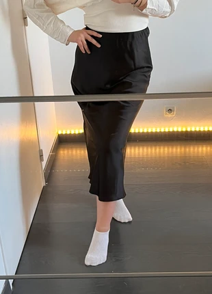 Jupe noire satin Zara - taille S, marke: Zara, zustand: Sehr gut, größe: S / 36 / 8, 19,00 €, 20,65 € inklusive Vinted-Käuferschutz