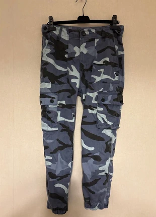 Pantalon camouflage bleu Bershka, marque: Bershka, état: Très bon état, taille: L / 40 / 12, 3,00 €, 3,85 € Protection acheteurs incluse