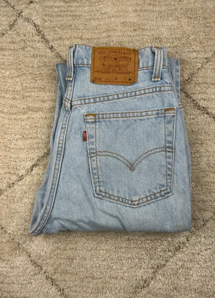 Jean Levi’s Femme W30 (FR40) | Slim Fit Tapered Leg Bleu Clair | Très Bon État | LLP597, brand: Levi's, condition: Very good, size: L / 40 / 12, €20.00, €21.70 includes Buyer Protection Pro