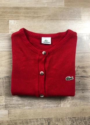 Pull Lacoste col V cardigan à bouton rouge femme -taille M, marke: Lacoste, zustand: Sehr gut, größe: M / 38 / 10, 32,00 €, 34,30 € beinhaltet Vinted-Käuferschutz Pro