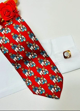 Cravate Charles D’Esly France - soie rouge motif ourson - 8 cm - très bon état, marque: Charle D’Esly, état: Très bon état, 12,00 €, 13,30 € Protection acheteurs (Pro) incluse