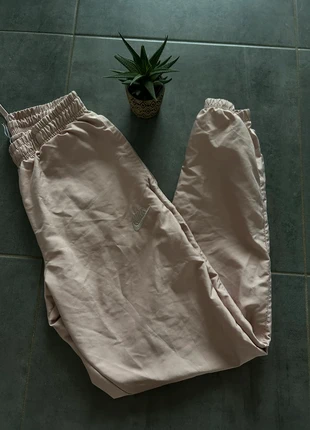 Jogging track pants Nike logo brodé coupe vent rose taille xs, marca: Nike, estado: Muito bom, tamanho: XS, €35.99, €38.49 inclui Proteção do Comprador Pro