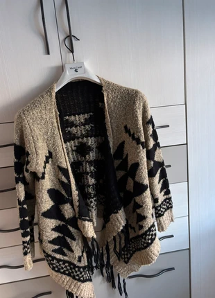 Cardigan in maglia caldo con motivi etnici, brand: Made In Italy, condizioni: Nuovo senza cartellino, taglia: Taglia unica, €6.00, €7.00 include la Protezione acquisti