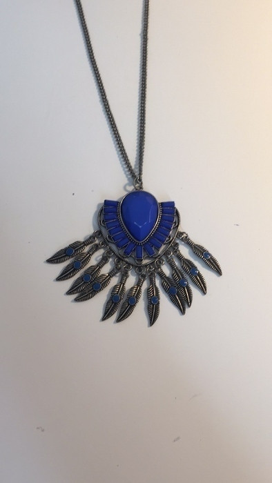 Collier bleu avec pendentif plumes 1