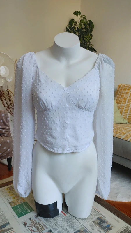 Blouse blanche à pois texturé manche légèrement bouffante décolleté - photo numéro 7