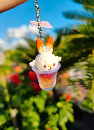 Scorbunny Pokémon Milkshake Charm, marke: Pokémon, zustand: Sehr gut, 8,00 €, 9,10 € beinhaltet Vinted-Käuferschutz Pro