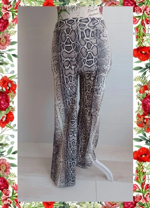 Pantalon campana de punto animal print del Bershka talla S. Nuevo sin etiquetas🏷, marque: Bershka, état: Neuf sans étiquette, taille: S / 36 / 8, 8,00 €, 9,10 € Protection acheteurs incluse