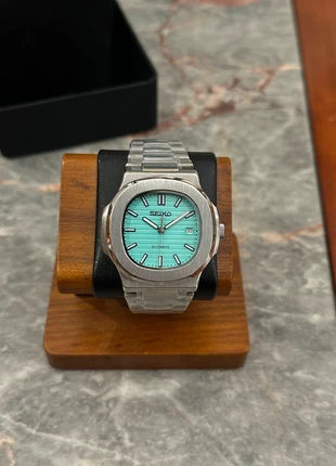 Montre Neuve Seiko Mod Nautilus Bleu Ciel Tiffany Automatique pour Homme et Femme avec boîte noir, marque: Seiko, état: Neuf sans étiquette, taille: 39–42 mm, 130,00 €, 137,20 € Protection acheteurs incluse