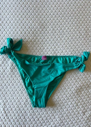 Slip bikini verde smeraldo con fiocchi laterali, marke: NYMOS, zustand: Gut, größe: Einheitsgröße, 1,70 €, 2,49 € inklusive Vinted-Käuferschutz