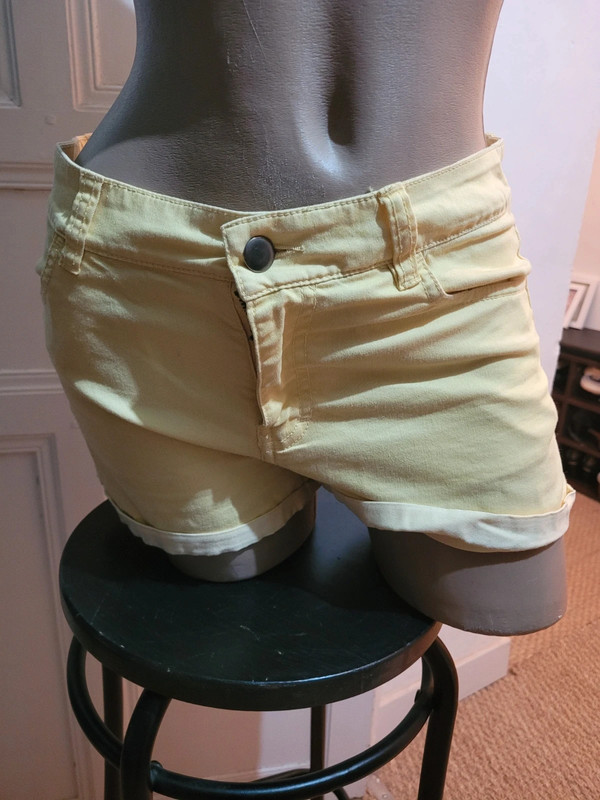 Short jaune, divided 1