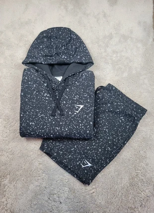 Ensemble de sport Hoodie / Short Gymshark Noir à motif Gris - Taille M, marque: Gymshark, état: Neuf sans étiquette, taille: M, 47,00 €, 50,05 € Protection acheteurs incluse