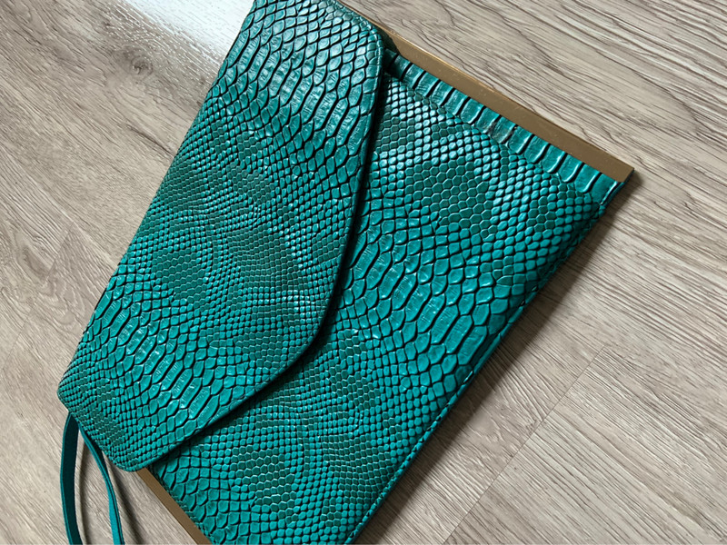 Sublime pochette effet python vert d’eau et doré tendance chic classe glamour  2