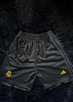 Pantaloncini calcio Real Madrid, brand: adidas, condizioni: Nuovo senza cartellino, taglia: S, €15.00, €16.45 include la Protezione acquisti