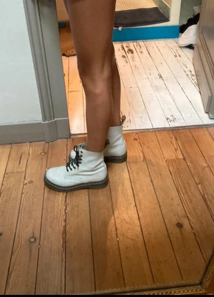 Paire de Dr. Martens 1460 blanches en cuir lisse vintage, marca: Dr. Martens, estado: Muito bom, tamanho: 38, €50.00, €53.20 inclui Proteção do Comprador