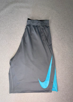 Short Nike, sport gris – taille L, brand: Nike, condizioni: Ottime, taglia: L, €14.00, €15.40 include la Protezione acquisti